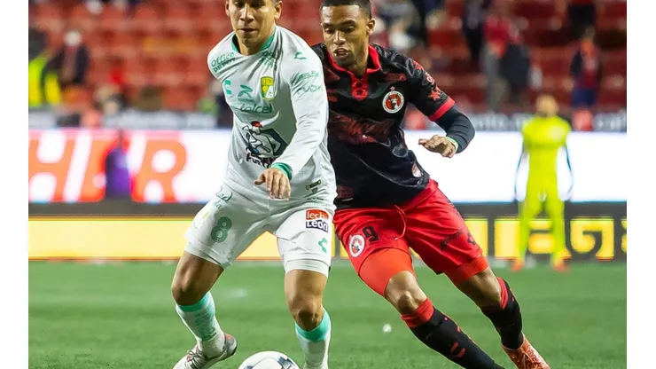 Iván Rodríguez del León ante Mauro Manotas del Tijuana.