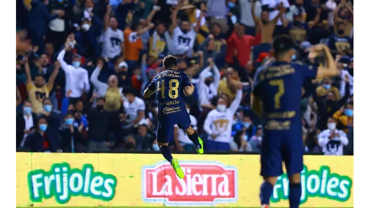 Marco García celebra el espectacular gol de la voltereta.