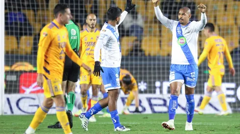 Puebla festejando el autogol de Carlos Salcedo.