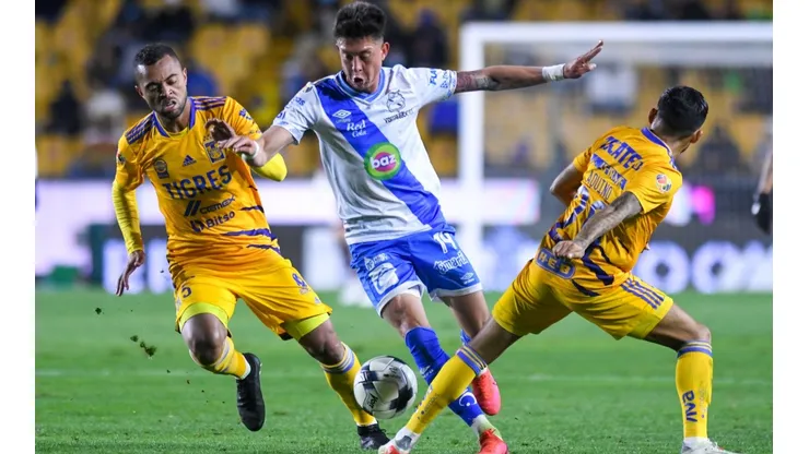 Pablo Parra, del Puebla, entre Rafael Carioca y Javier Aquino.