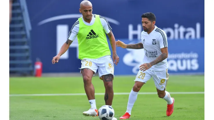 Luis el Chaka Rodríguez y Javier Aquino en un entrenamiento con Tigres.