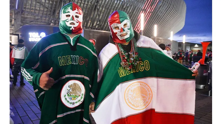 Afición mexicana en el cruce con Estados Unidos.