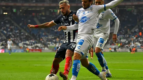 Duelo entre Duvan Vergara del Monterrey y Erik Vera del Querétaro.