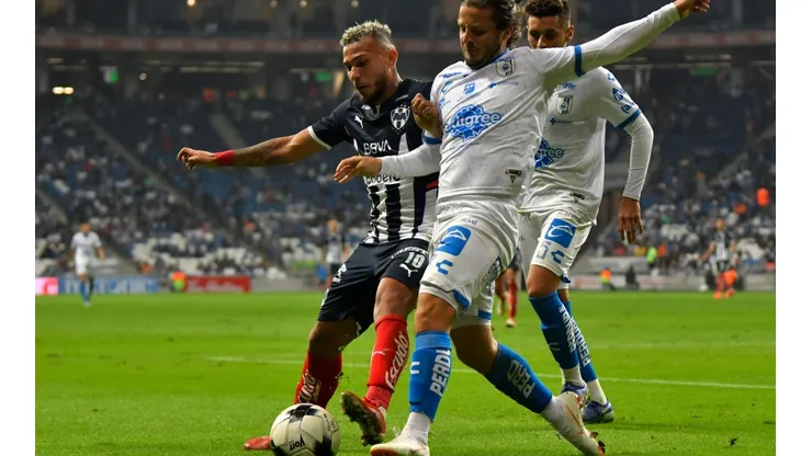 Duelo entre Duvan Vergara del Monterrey y Erik Vera del Querétaro.