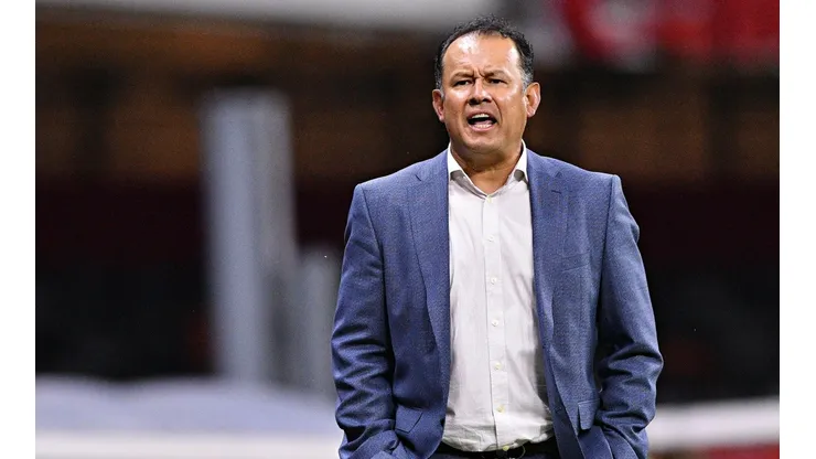 Juan Reynoso quiere reforzar la defensa.