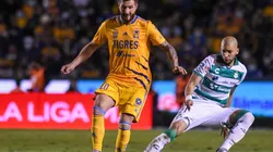 André-Pierre Gignac y Matheus Doria en el antecedente entre Tigres y Santos.