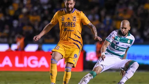 André-Pierre Gignac y Matheus Doria en el antecedente entre Tigres y Santos.