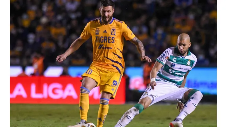 André-Pierre Gignac y Matheus Doria en el antecedente entre Tigres y Santos.