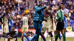 Santiago Solari entró al campo de juego a reclamarle al árbitro.