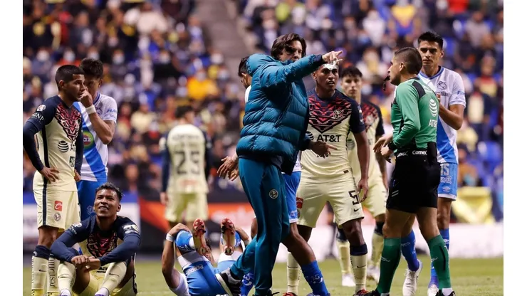 Santiago Solari entró al campo de juego a reclamarle al árbitro.