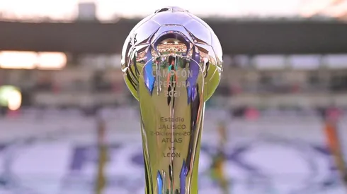 El trofeo de campeón de la Liga MX espera por su ganador.