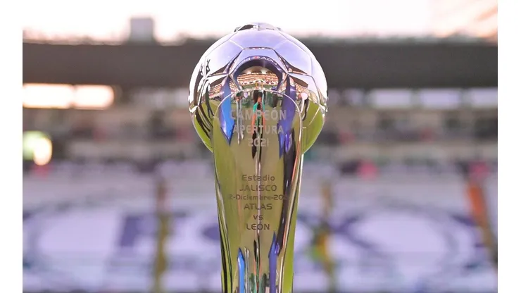 El trofeo de campeón de la Liga MX espera por su ganador.
