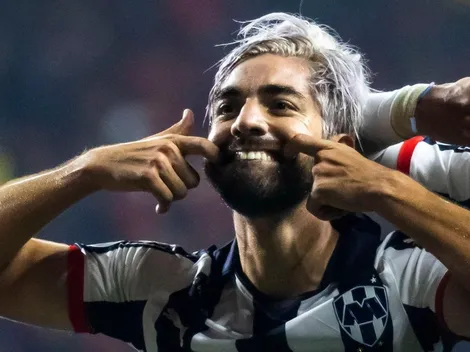 Pizarro firma nueva etapa con Rayados acompañado por su mascota