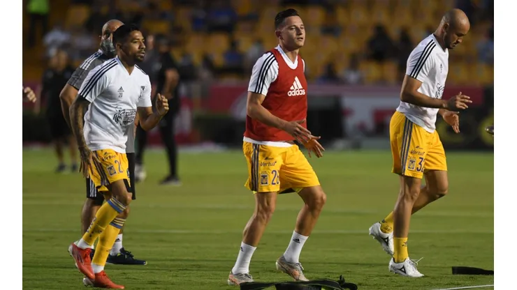 Javier Aquino, Florian Thauvin y Carlos González.