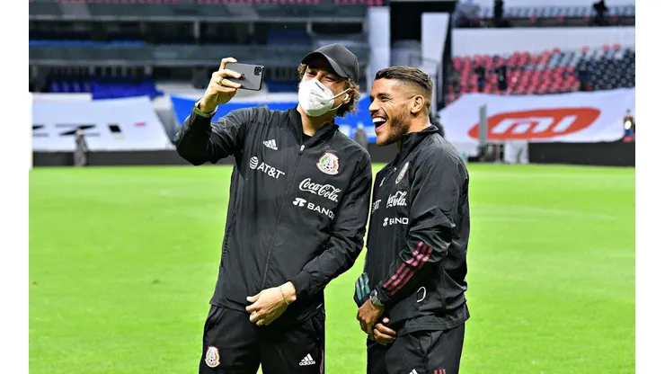 Memo Ochoa y Jonathan Dos Santos se reúnen en América y ambos jugarán juntos el Clausura 2022 (Foto: Imago).