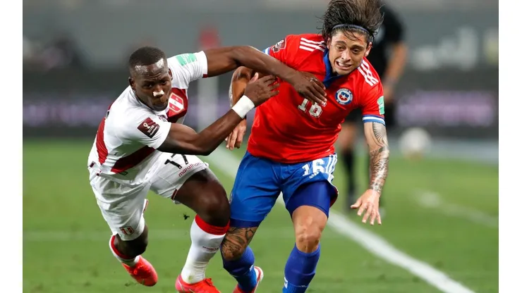 Joaquín Montecinos con la selección chilena en la eliminatoria mundialista.
