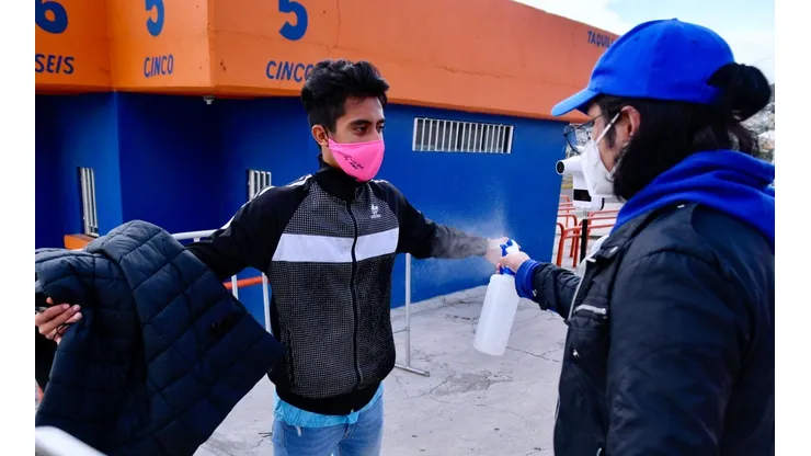 Seguirá la aplicación de sanitizantes en los estadios.