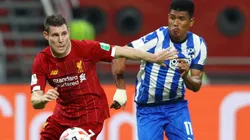 Jesús Gallardo batallando con James Milner en el duelo Liverpool-Monterrey del Mundial de Clubes 2019 (Foto: Getty Images).