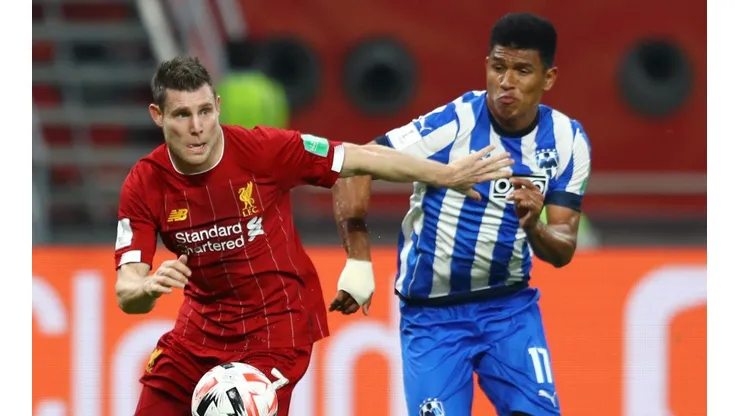 Jesús Gallardo batallando con James Milner en el duelo Liverpool-Monterrey del Mundial de Clubes 2019 (Foto: Getty Images).