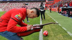 El atacante escarlata sacó sus dotes como cantante