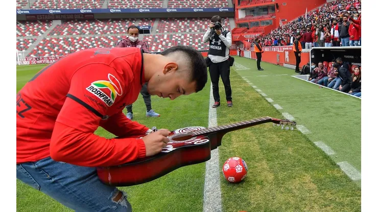 El atacante escarlata sacó sus dotes como cantante