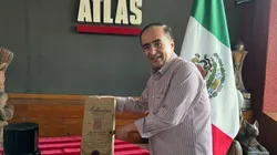 David Medrano con la célebre botella de whisky.