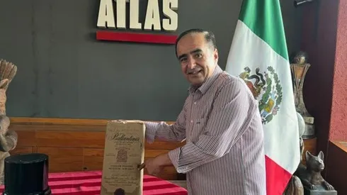 David Medrano con la célebre botella de whisky.