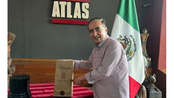 David Medrano con la célebre botella de whisky.