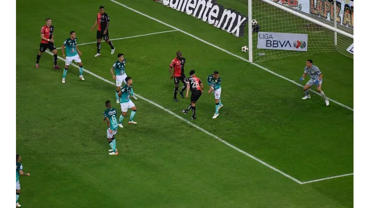 El VAR no encontró una toma contundente para anular el gol de Aldo Rocha.