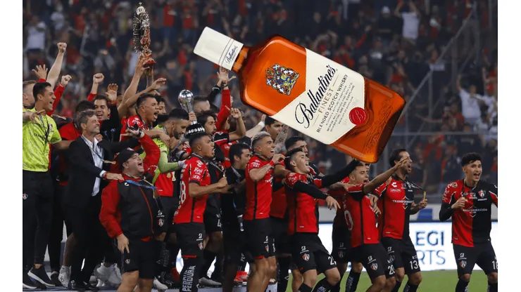 Atlas campeón abrió el famoso whisky.