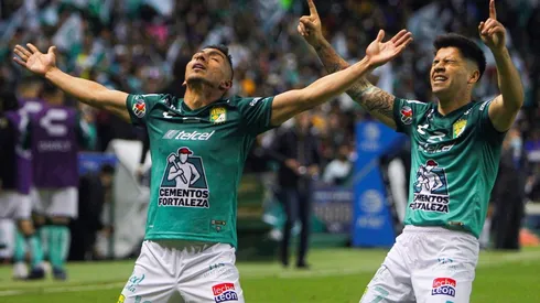 Ángel Mena y Víctor Dávila celebran el golazo de la Fiera para el 1-1.