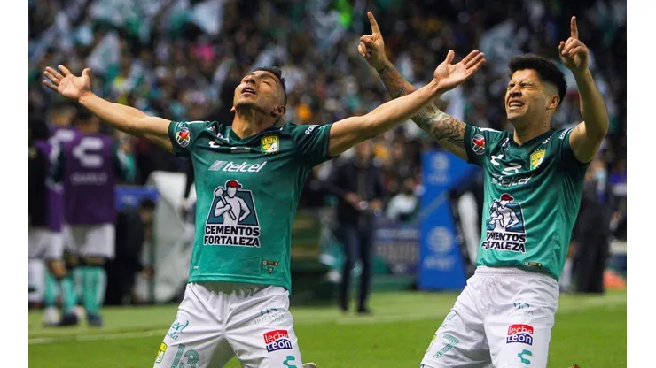 Ángel Mena y Víctor Dávila celebran el golazo de la Fiera para el 1-1.