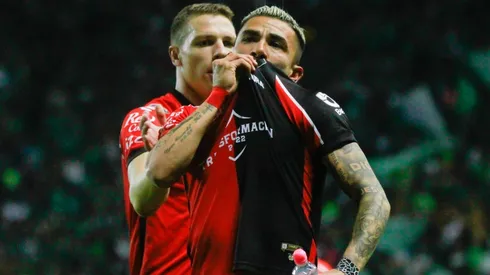 Julio Furch y Luis Reyes en el festejo del primer gol de la final.