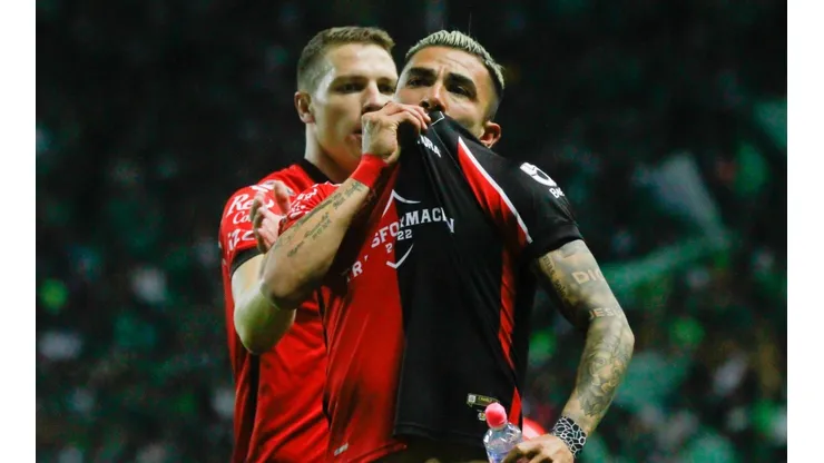 Julio Furch y Luis Reyes en el festejo del primer gol de la final.