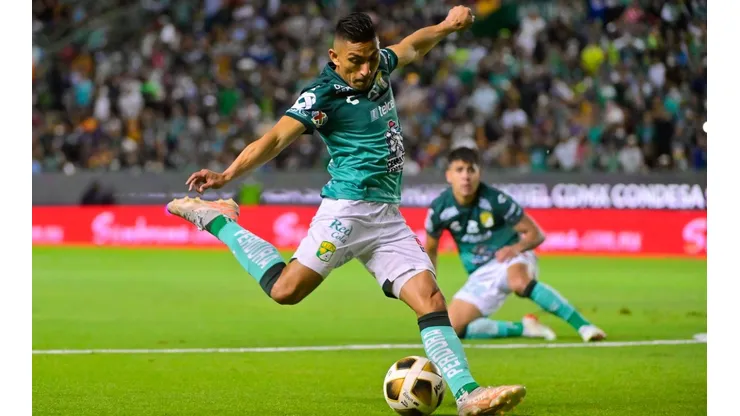 El disparo cruzado de Ángel Mena que se convirtió en el primer gol del partido.