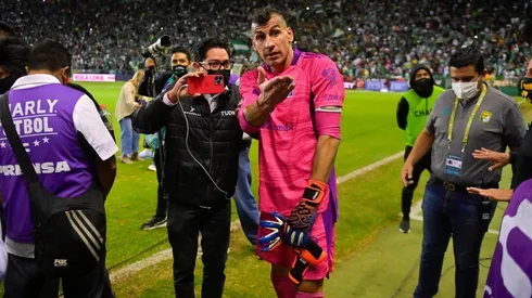 Video: Patón lanza proyectil a aficionados de León