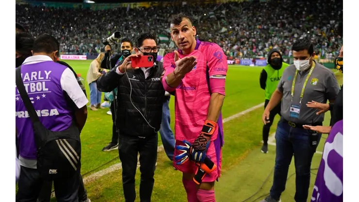 Video: Patón lanza proyectil a aficionados de León