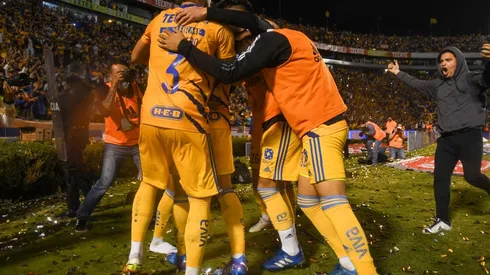 Una de las personas que invadió la cancha del estadio Universitario.