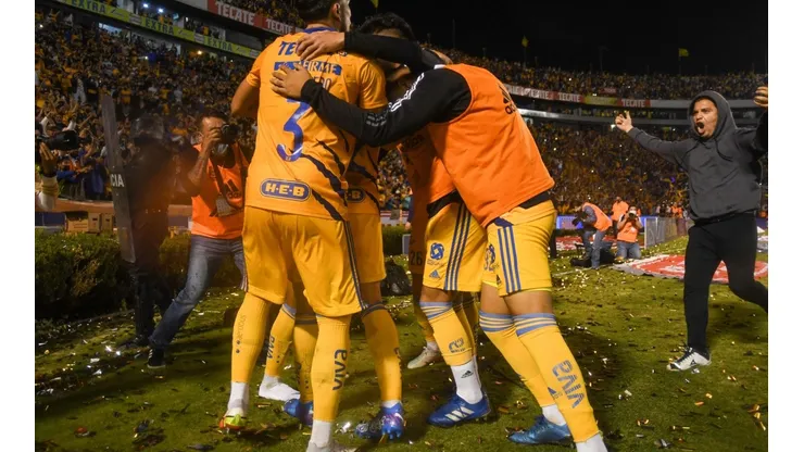 Una de las personas que invadió la cancha del estadio Universitario.