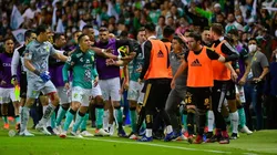 El Piojo Herrera en el medio del cotón de bronca.