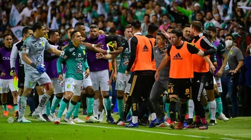 El Piojo Herrera en el medio del cotón de bronca.