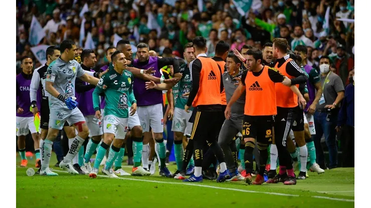El Piojo Herrera en el medio del cotón de bronca.