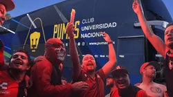 El bus de Pumas fue vandalizado por los hinchas del Atlas.