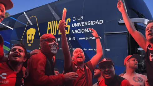 El bus de Pumas fue vandalizado por los hinchas del Atlas.