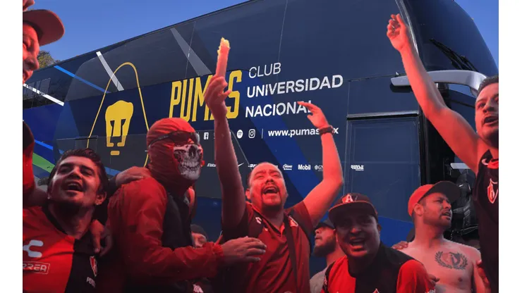 El bus de Pumas fue vandalizado por los hinchas del Atlas.