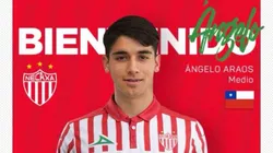 Angelo Araos juega como mediocampista, tiene 24 años.