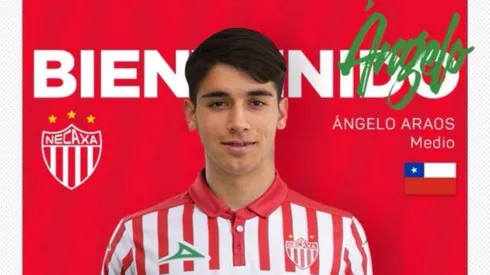Angelo Araos juega como mediocampista, tiene 24 años.