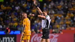 El silbante fue protagonista en el inicio de Tigres vs. León.