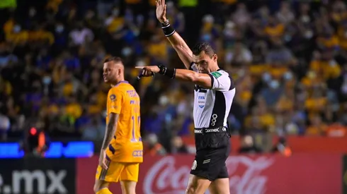 El silbante fue protagonista en el inicio de Tigres vs. León.