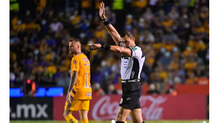 El silbante fue protagonista en el inicio de Tigres vs. León.